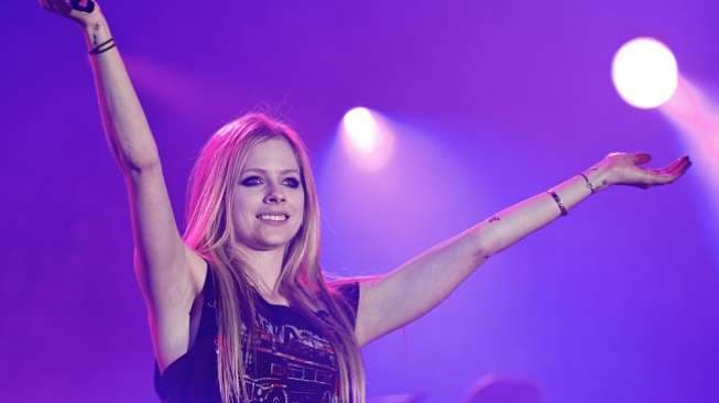 Heboh Avril Lavigne Pakai Kerudung