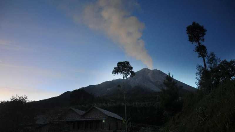 Gunung Merapi Embuskan Awan Panas Sejauh 1.200 Meter