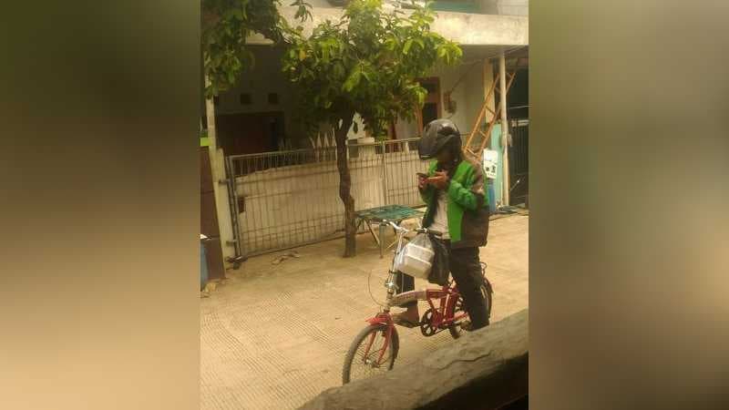 Cerita Driver Ojol di Bekasi yang Gunakan Sepeda untuk Bekerja