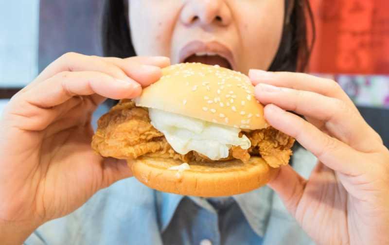 5 Bahaya Makan Junk Food untuk Berbuka Puasa