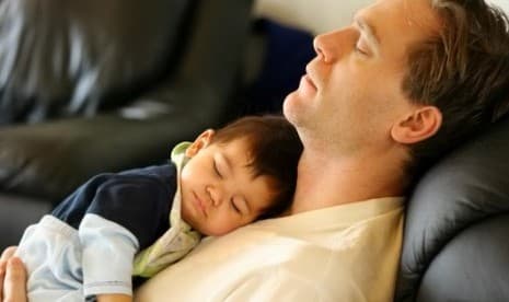 Tidur dengan Bayi di Dada Bisa Berakibat Fatal