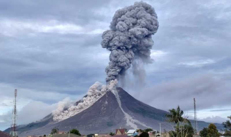 Sinabung Meletus Disertai Luncuran Awan Panas