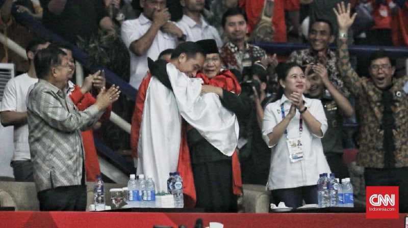 Hanifan Ungkap Alasan Peluk Jokowi dan Prabowo Bersamaan