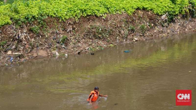 Limbah Medis Berbahaya Banyak Mengapung di Ciliwung Bogor