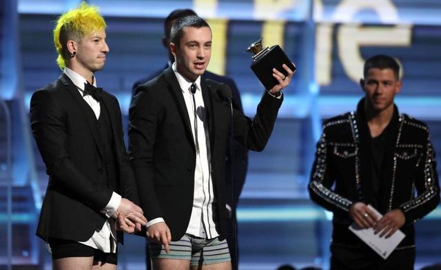 Lihat Aksi Buka Celana Twenty One Pilots di Grammy 2017