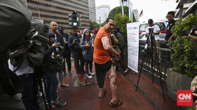 Ketika Korban dan Terduga Dalang Bom Thamrin Berpelukan