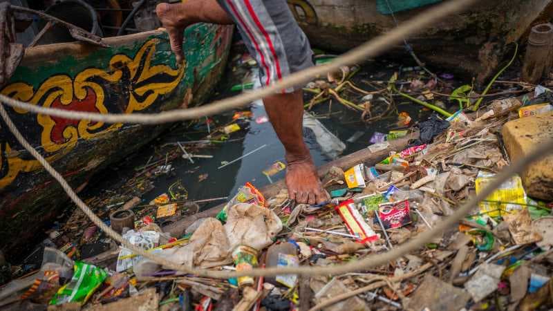 Air Minum Jakarta Tercemar Mikroplastik