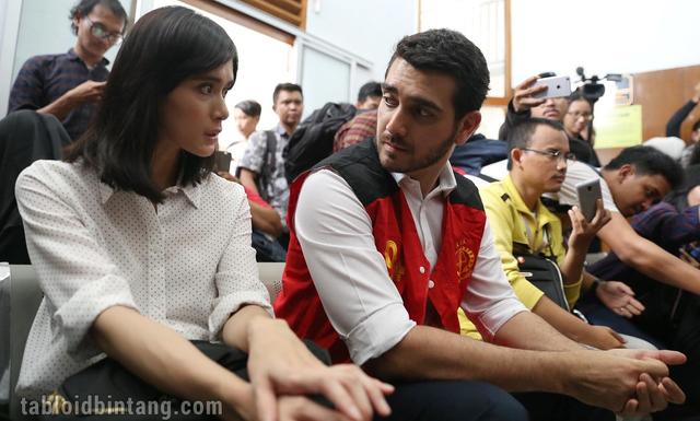 Fachry Albar Disidang, Renata Kusmanto Berusaha Tegar