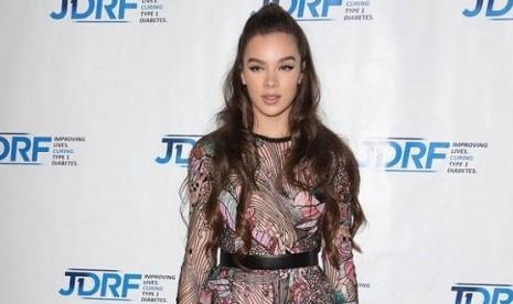 Hailee Steinfeld Nyaman Tampil Tanpa Riasan