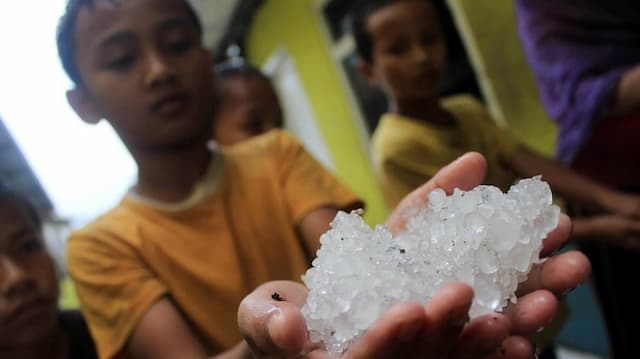 Mengapa Hujan Es Bisa Terjadi di Negara Tropis?