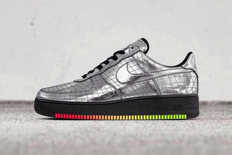 Nike Merancang Sepatu untuk Elton John