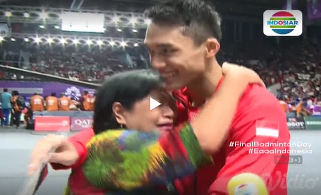 Usai Raih Medali Emas Asian Games, Ibu Jonatan Christie Menangis Peluk Putranya