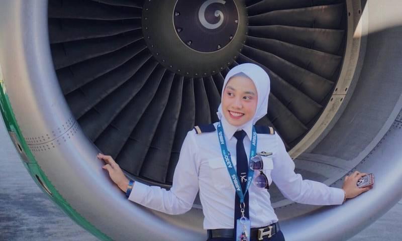 Farah Adany, Salah Satu Pilot Cantik yang Berhijab. Lihai Terbangkan Pesawat dengan Mulus!