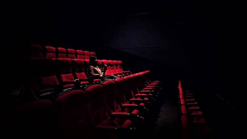 Kebiasaan Menyebalkan dan Nggak Sopan dari Para Penonton di Bioskop 