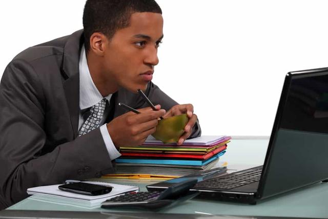 Kenapa Makan Siang di Meja Kantor Itu Tidak Sehat