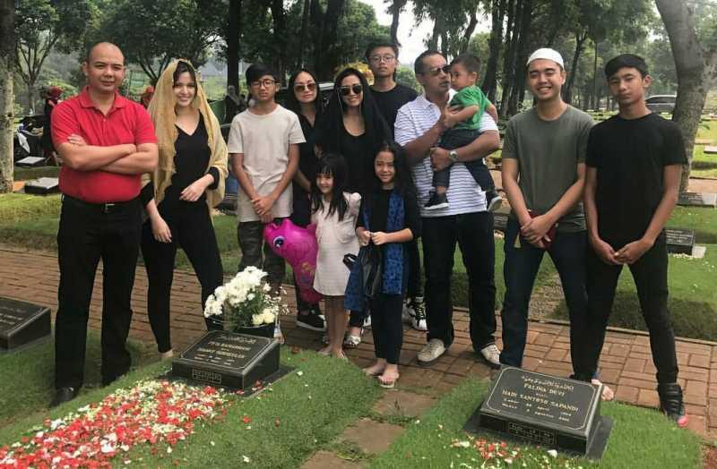 Jelang Ramadhan, Para Seleb Lakukan Tradisi Ziarah Makam