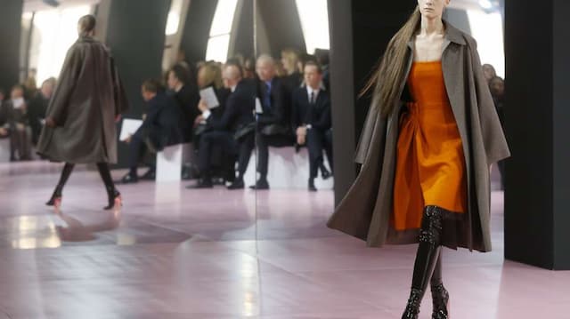 Christian Dior Gelar Adibusana di Luar Paris