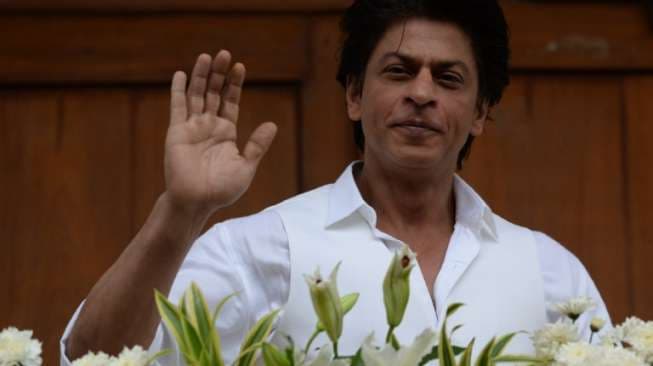 Shah Rukh Khan Usap Kepala Pengemis