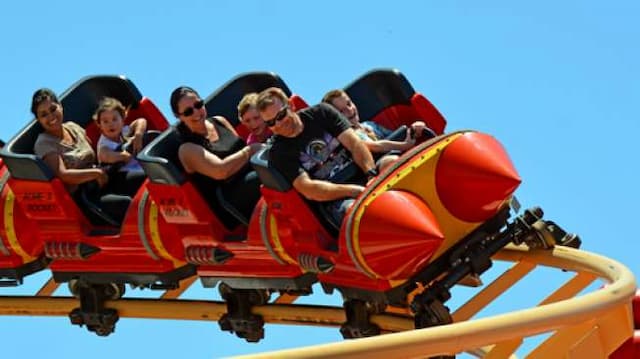 Roller Coaster Mendadak Berhenti, Penumpang Terjebak di Ketinggian 49 Meter