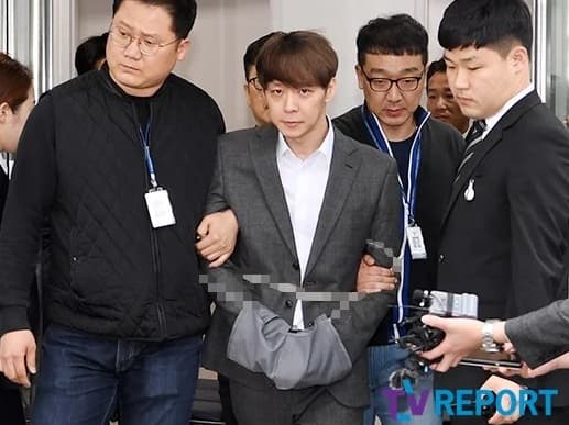 Resmi Ditahan, Begini Ekspresi Wajah Park Yoochun saat Digelandang ke Penjara