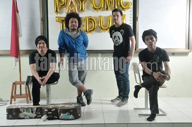 Vokalis Mengundurkan Diri, Kehilangan Besar Buat Payung Teduh