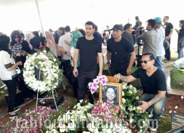 Pemakaman Faldy Albar, Isak Tangis Tatkala Ahmad Albar Kumandangkan Adzan