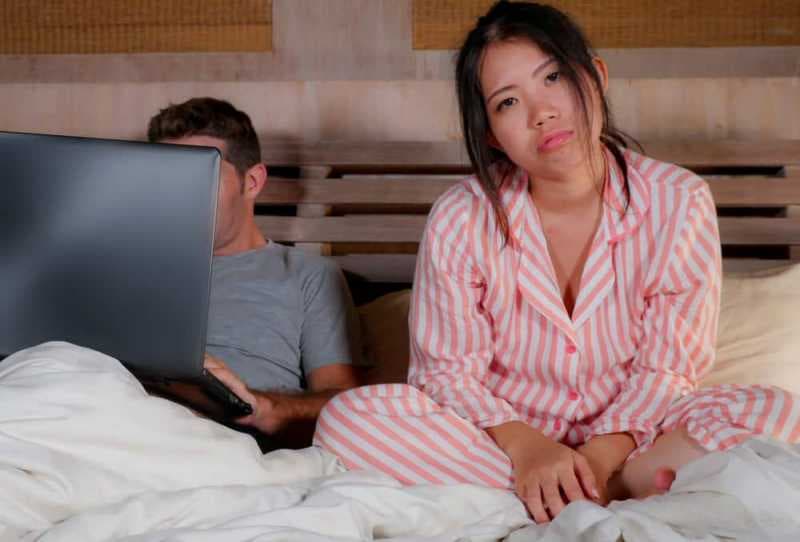 Punya Pasangan Workaholic, Coba 5 Tips Ini Agar Tetap Merasa Dekat