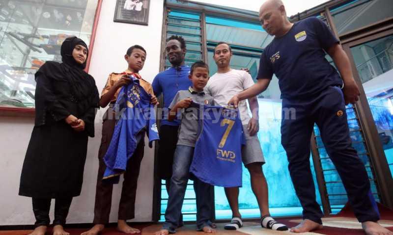 Persib Melayat ke Rumah Choirul Huda, Michael Essien dan Atep Berikan Jersey