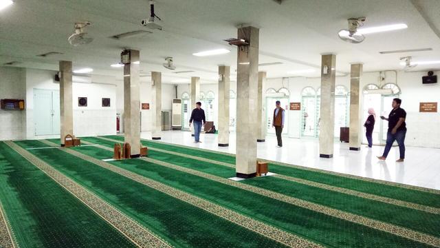 Pelaku Penusukan Brimob Baru Kali Ini Salat di Masjid Falatehan