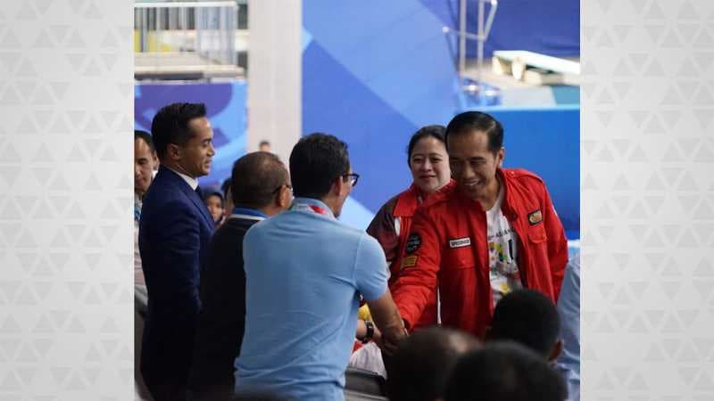 Momen Keakraban Jokowi dan Sandi saat Nobar Final Renang Asian Games