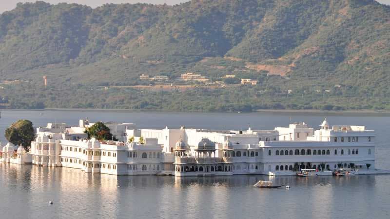 Taj Lake Palace, Hotel Mewah bak Istana di Tengah Danau Pichola, India