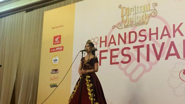 Melody JKT48 Saat Handshake dengan Fans: Dari Kado Unik hingga Dilamar