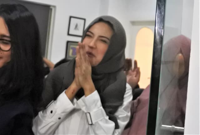 FOTO: Vanessa Angel Pakai Hijab usai Bebas dari Penjara