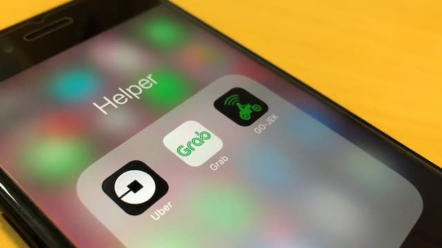 5 Hal Kocak yang <i>Dipikirin</i> Pengguna tentang Bersatunya Uber dan Grab