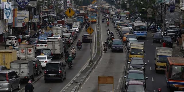 Jangan Ditiru, "Gotong Royong" Angkat Motor dari Jalur Transjakarta