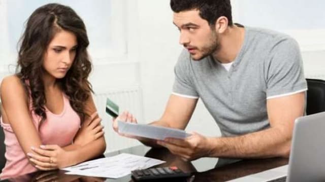 Ini 6 Tanda Calon Suami yang Bikin Keuangan Rumah Tangga Ribet