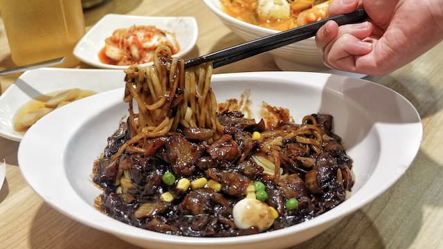 5 Makanan Khas Korea yang Sering Ditemukan di K-Drama