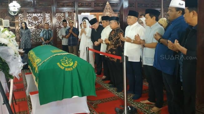 Jenazah Ibunda SBY Disemayamkan di Cikeas, Para Tokoh Berdoa Bersama