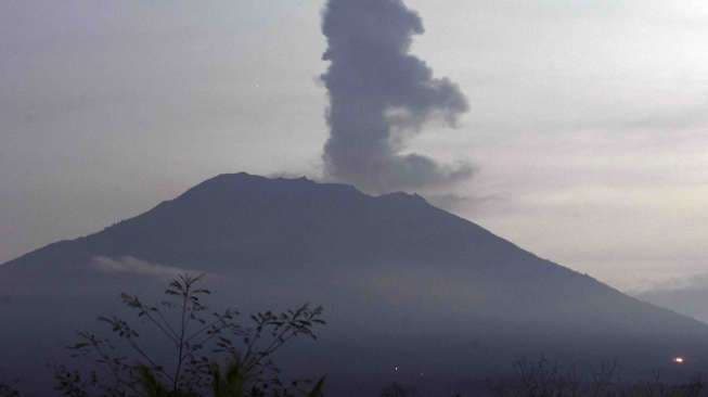Gunung Agung Meletus Semburkan Asap 2.500 Meter