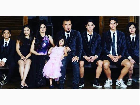 Ahmad Dhani Pamer Foto Keluarga dengan Mulan Jameela, Ikut-ikutan Maia Estianty?