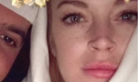 Lindsay Lohan Unggah Foto Kenakan Jilbab Putih