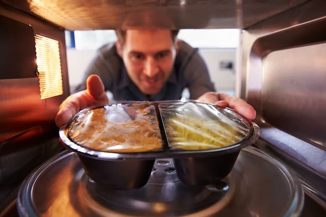 Bolehkah Memanaskan Makanan Dalam Wadah Plastik di Microwave?